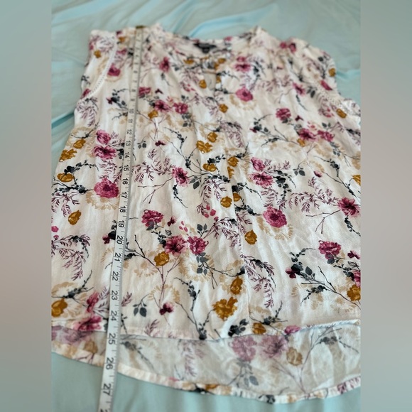 Buffalo David Bitton Women's Large Floral Printed V Neck Flutter Sleeve Top. - Picture 4 of 11